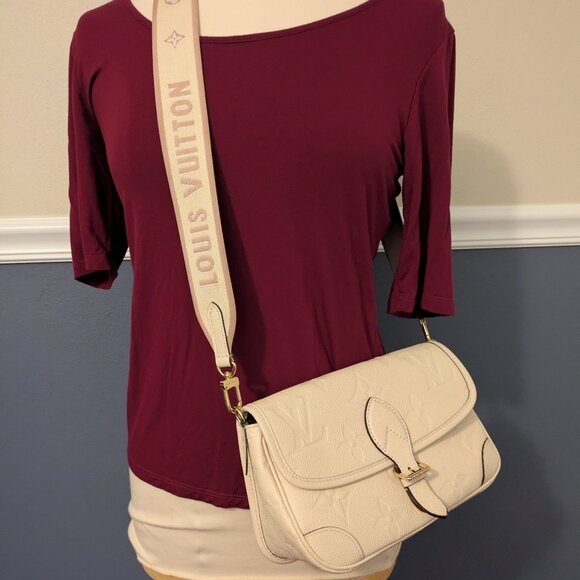 Louis Vuitton Diane Monogram Leather/ Crossbody Bag  With Flap Closure - Picture 4 of 13
